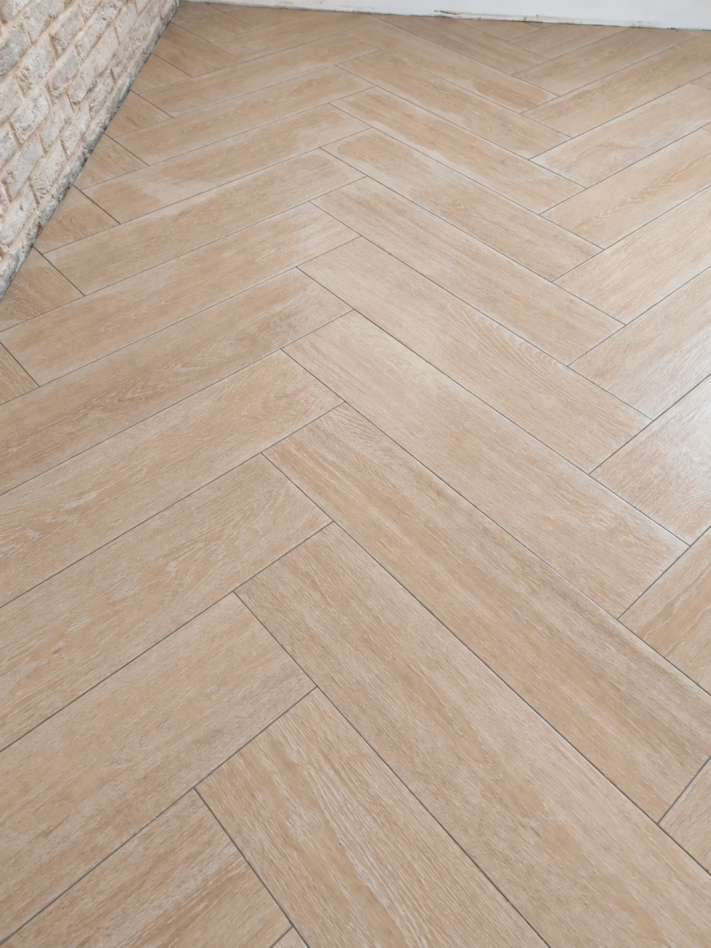 Carrelage effet bois posé en chevron