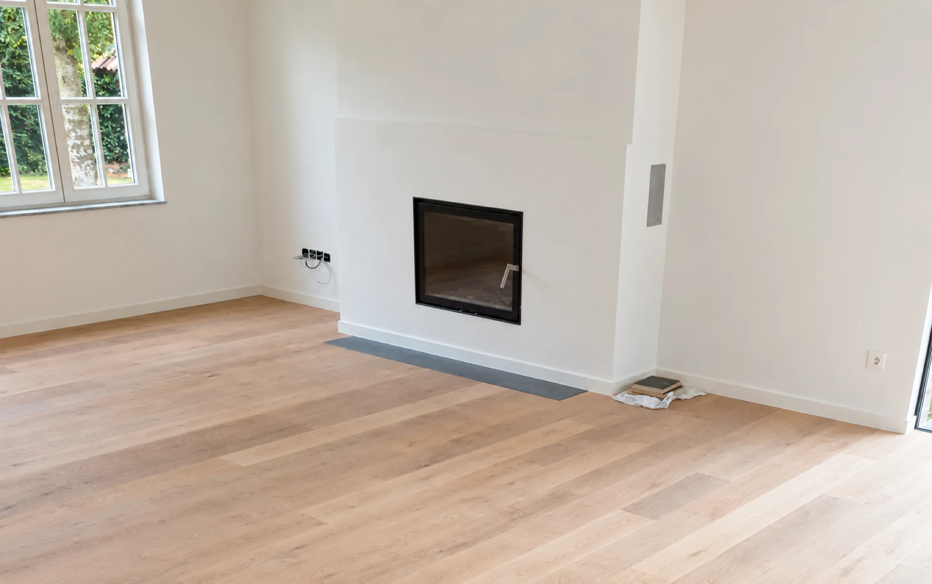 Séjour rénové avec cheminée encastrée, sole en pierre et parquet en chêne
