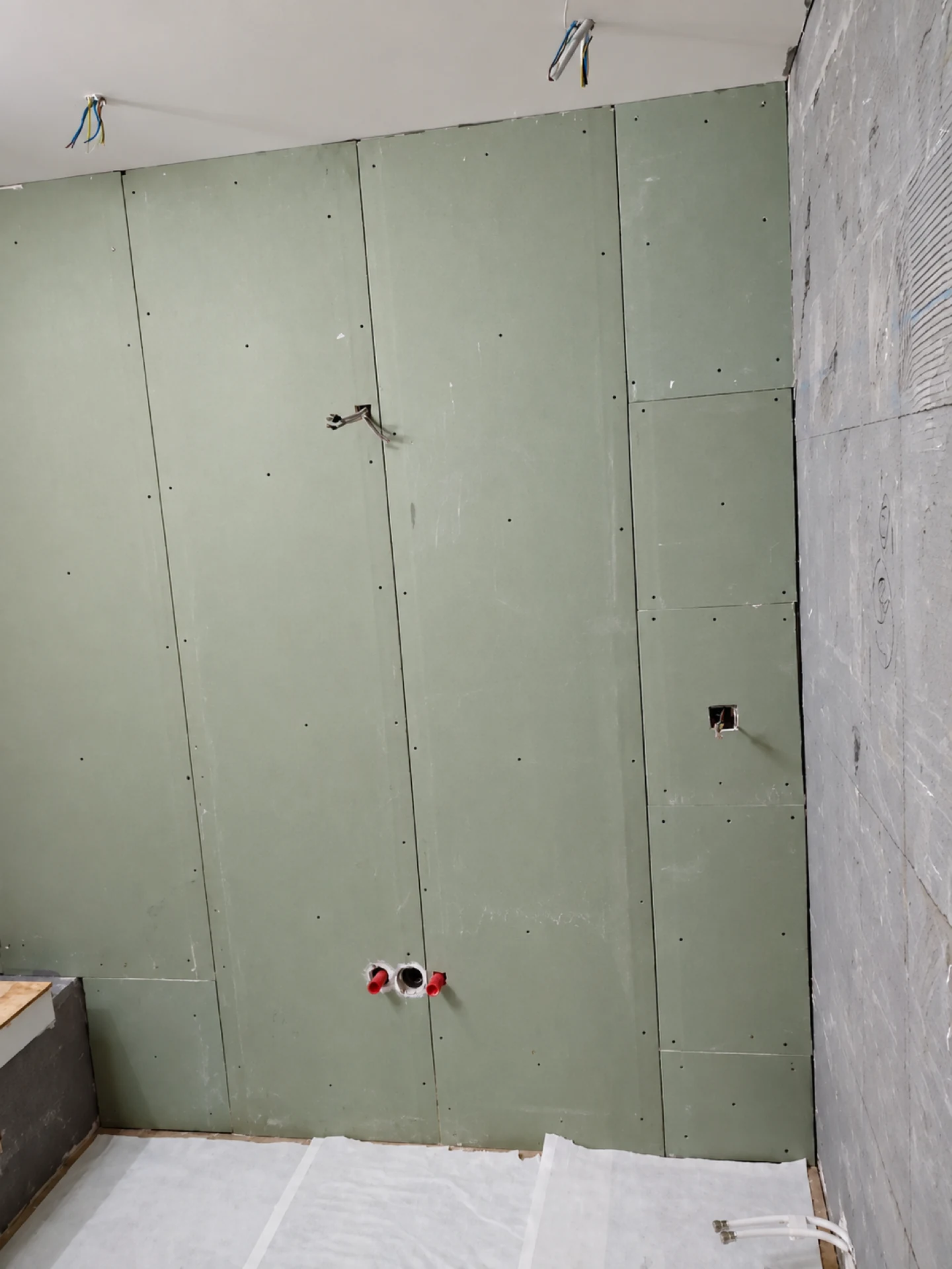 Panneaux de construction posés dans une salle de bain