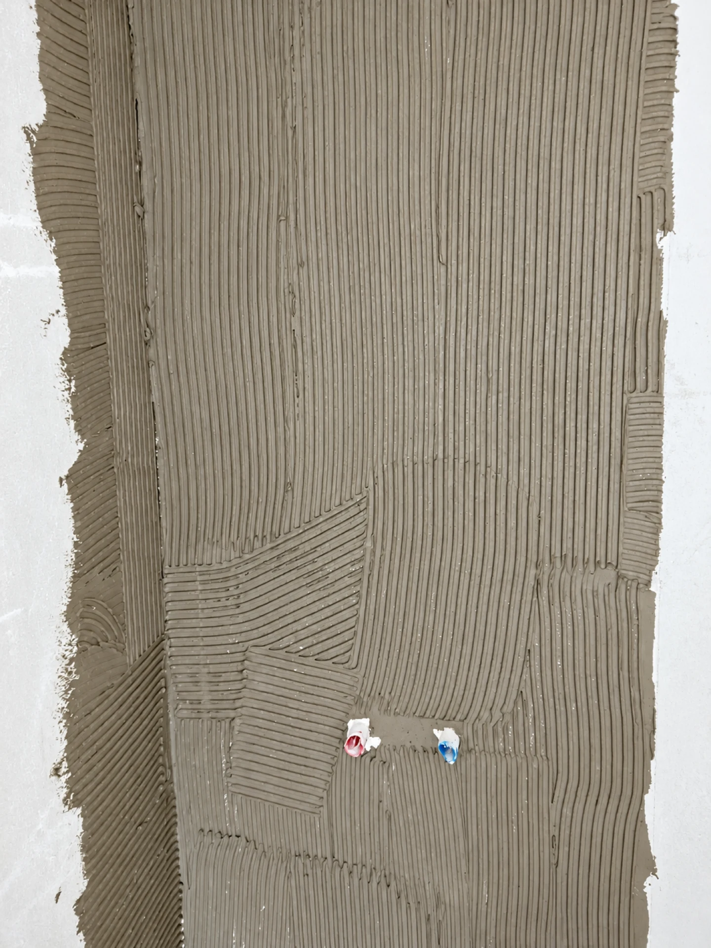 Mur préparé avec colle à carrelage
