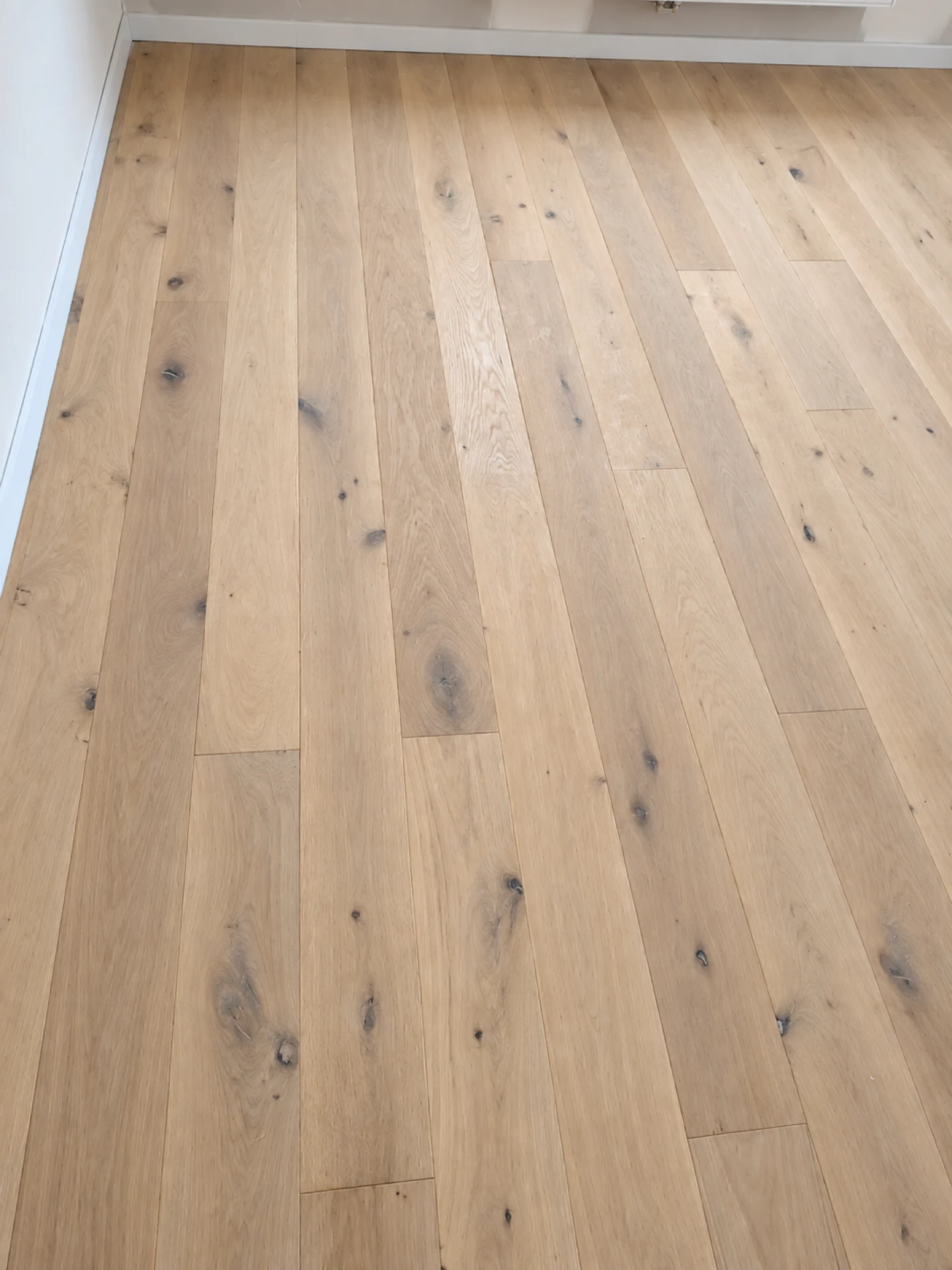Parquet en chêne clair à larges lames