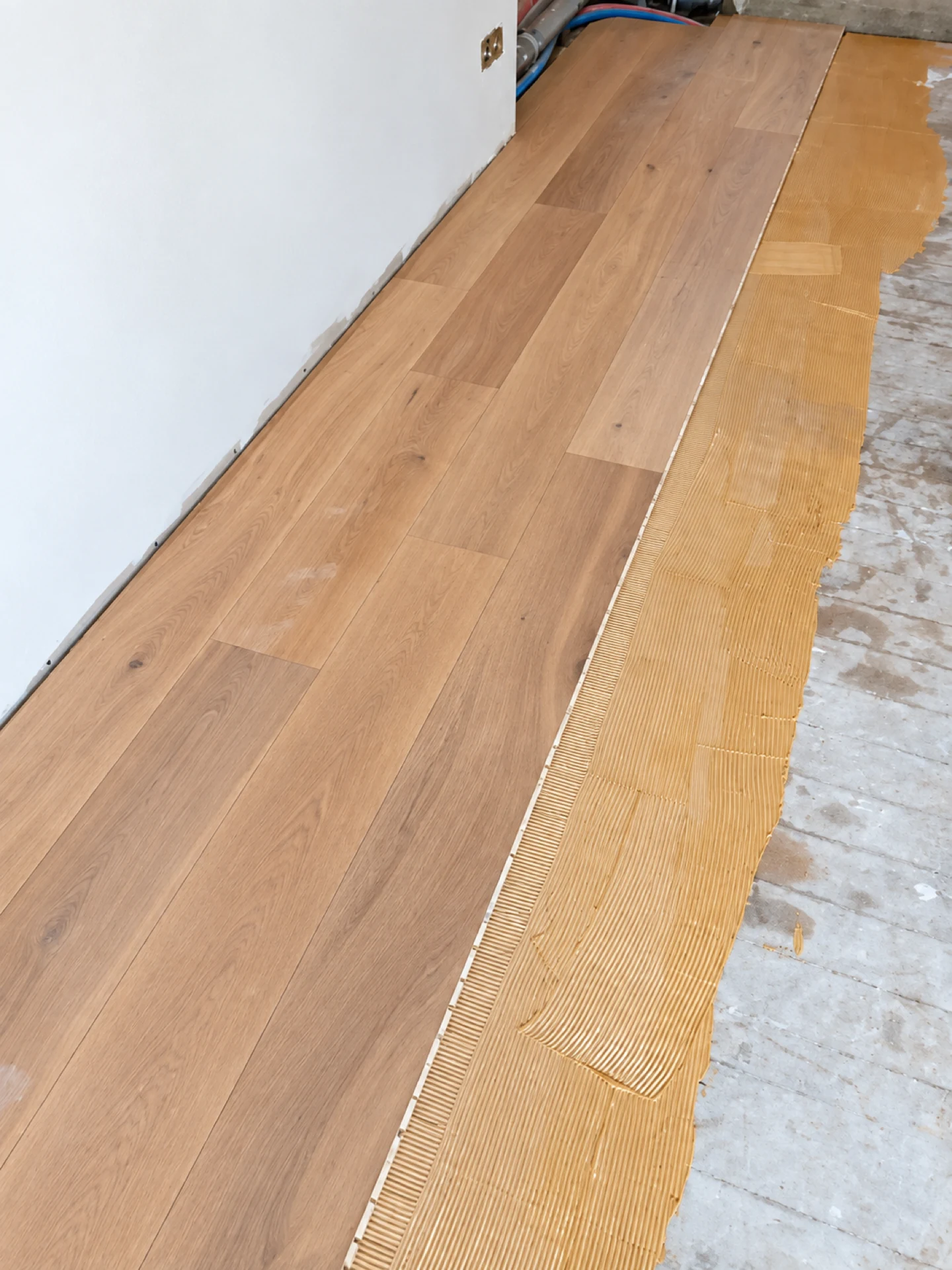 Pose de lames de parquet sur un sol préparé