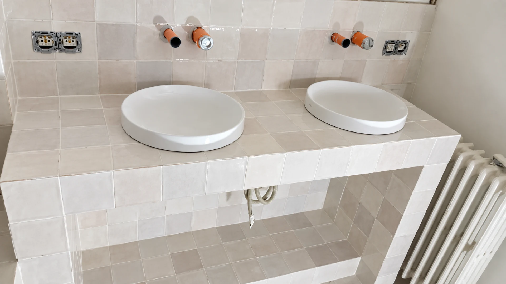 Plan double vasque carrelé dans une salle de bain en cours de finition