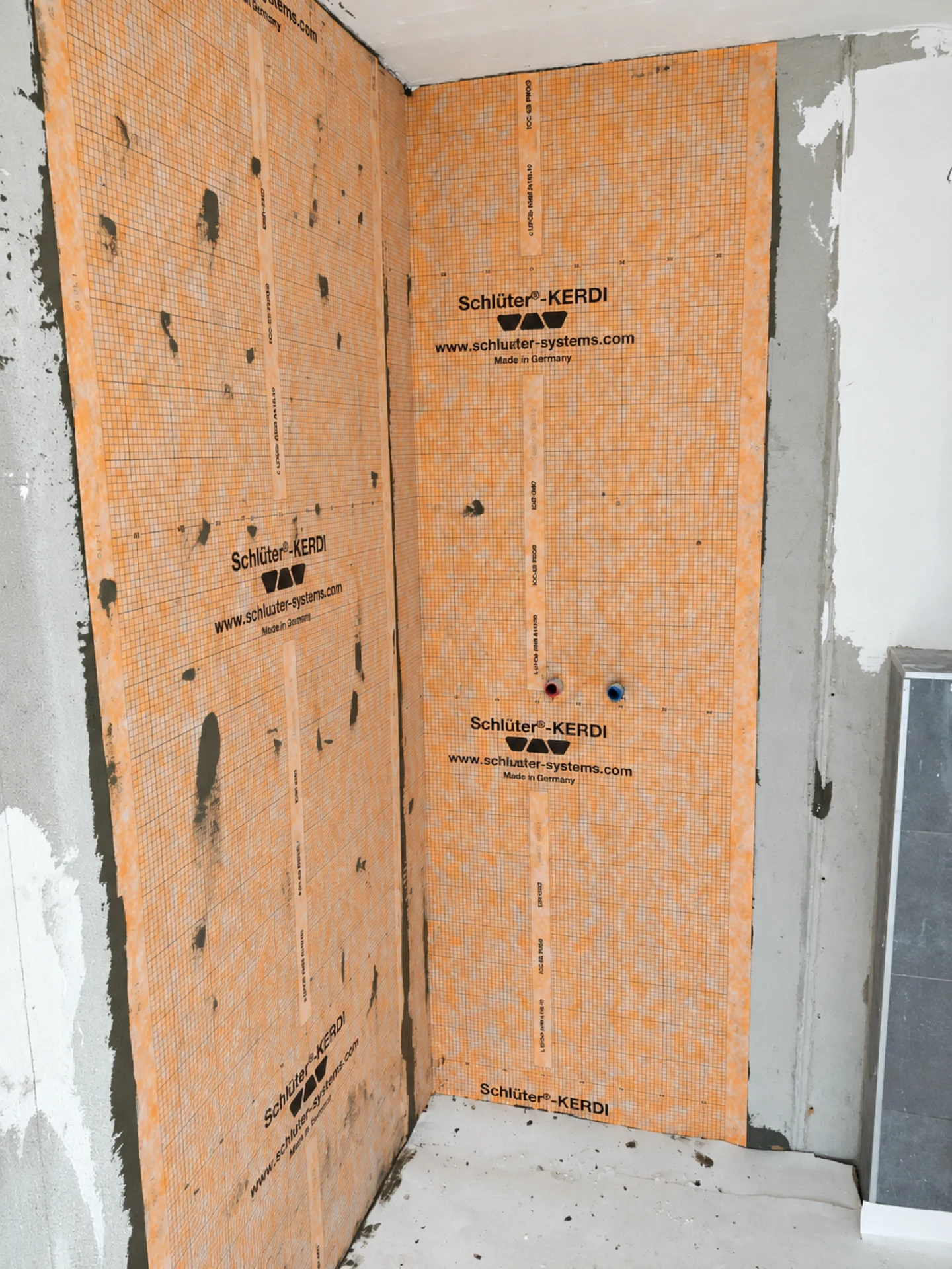 Panneaux de construction étanches posés dans une douche avant le carrelage