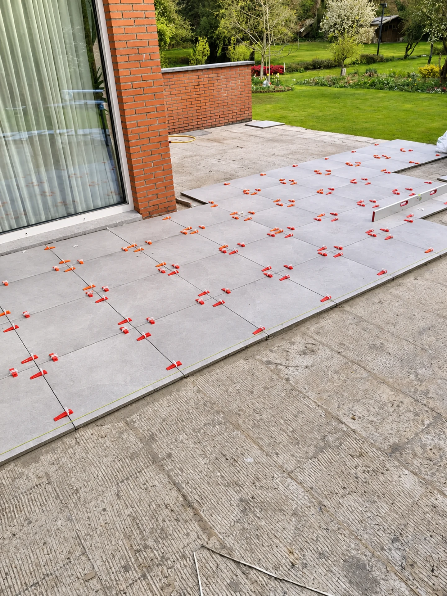 Pose de dalles de terrasse avec croisillons de nivellement